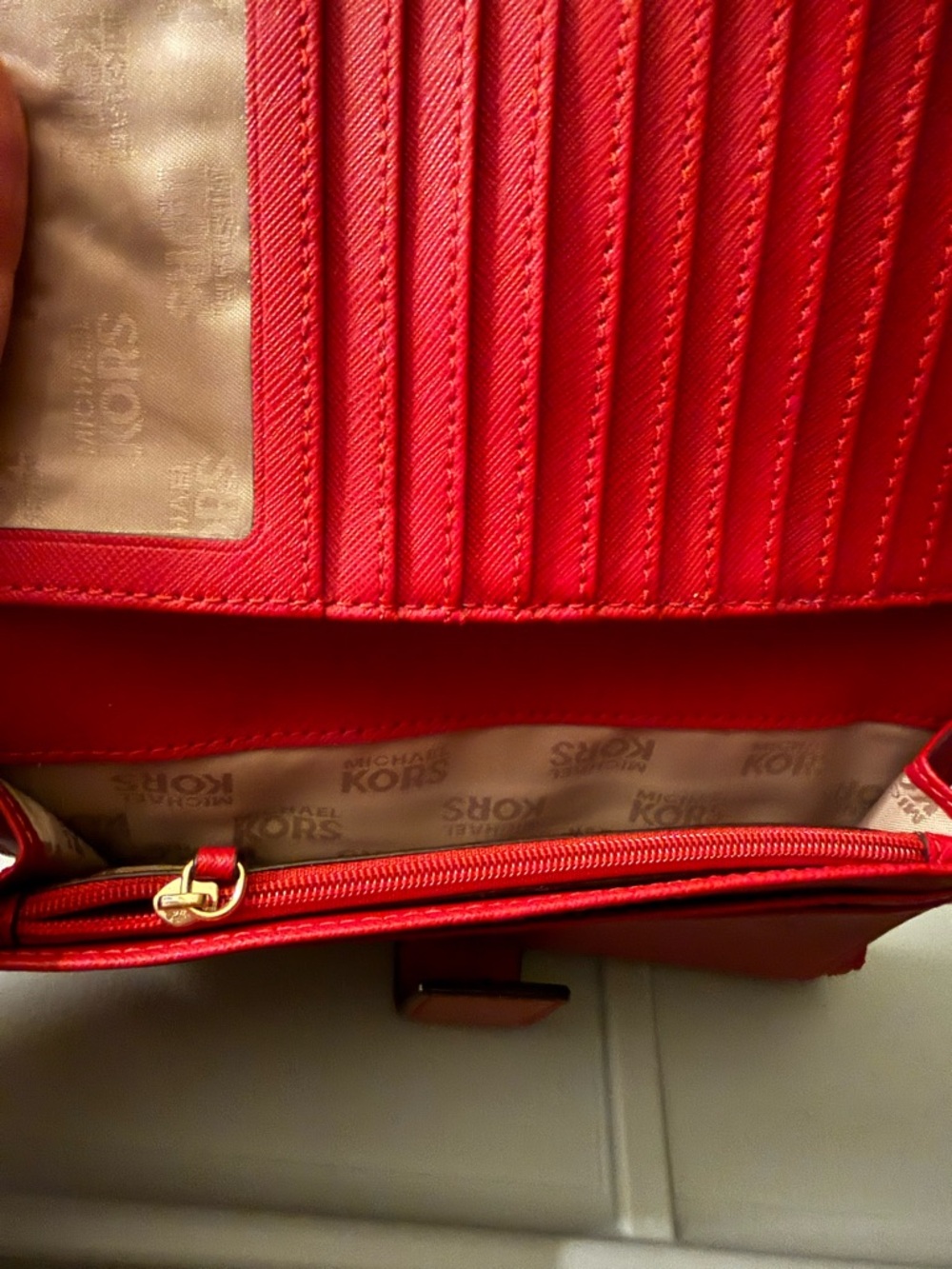 Michael Kors Saffiano leather tote and wallet. - Picture 12 of 14